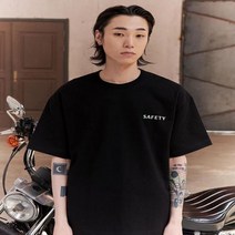 헤지스 블랙 리플렉티브 프린트 반팔티셔츠 SPTS1F204BK