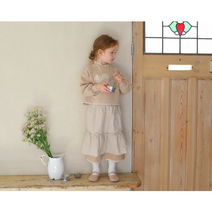 [마르디 엠버] 23년 봄 !! 귀여운 아플리케 패치가 돋보이는 엠버 모리 스웻 셔츠는 탄탄한 코튼 쮸리 소재로 제작되어 늘어짐과 변형이 적어요.