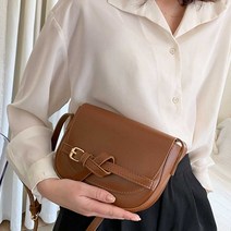 여자 20대 30대 패션 회사원 오피스룩 코디 크로스백 핸드폰 봄가을 친구 여성 회사원오피스룩코디