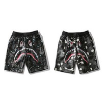 BAPE 조수 브랜드 캐주얼 5 점 바지 상어 머리 발광 시리즈 패턴 인쇄 탄성 바지 남성과 여성 느슨한 반바지