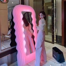 전신 거울 홈트 와이드 불규칙한 프레임 벽 아트 미적 방 전체 길이 물결 모양 백라이트 홈, 거울 선반