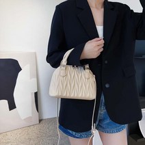 나들이데이트 볼륨엠보 러블리쉐입 숄더백 소개팅룩 20대여성 모던