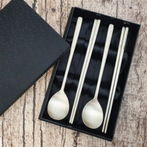 방짜 유기수저 민자 국화 손조각 고급 예단 선물 세트, 4. 2인 국화 손조각 고급 선물세트(예단케이스), 1set