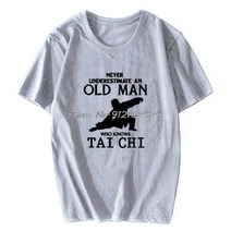 주짓수 도복 무술복 유니폼 태권도 태극권 남자를위한 주문 유머 T 셔츠 목화 Tai Chi 결코 T-셔츠를 아는 노인을 과소 평가하지 말라