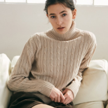 얀써틴 RIB CABLE TURTLENECK KNIT_BEIGE (9390722)