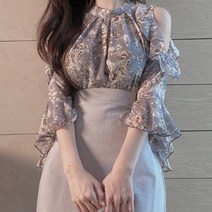 [랜덤플레이] 오프숄더 플라워 프릴 블라우스