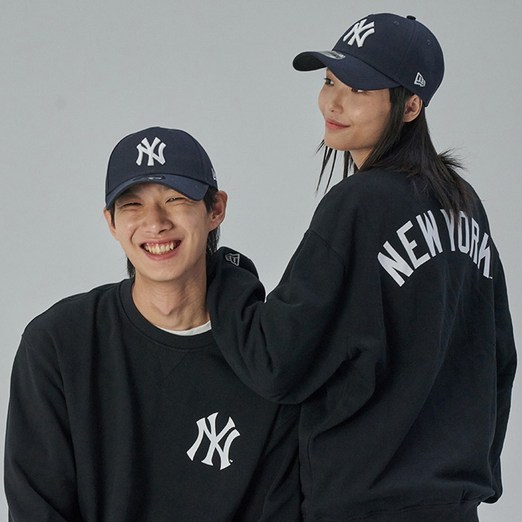 뉴에라 남녀공용 MLB 뉴욕 양키스 베이직 로고 맨투맨  148815