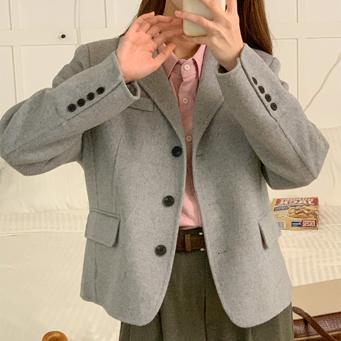 MAHUUM 핸드메이드 쓰리버튼 울 재킷 여자 테일러드 카라 베이직 모던 스탠다드핏 여성 양모 겨울 가을 봄자켓 MAHUUM 핸드메이드 쓰리버튼 울 재킷 여자 테일러드 카라 베이직 모던 스탠다드핏 여성 양모 겨울 가을 봄자켓