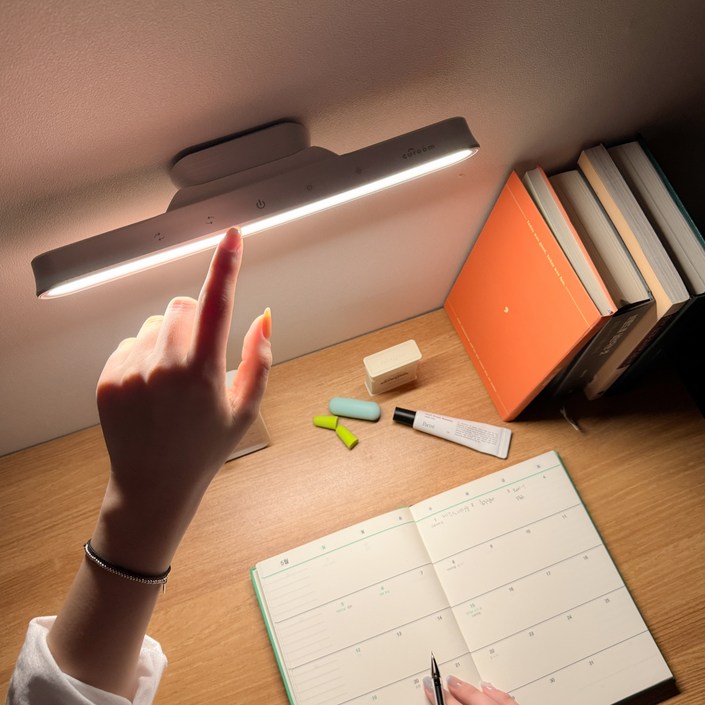 쿠룸 LED 책상 조명 부착식 마그네틱 터치바 색온도 각도조절 2m C타입 충전케이블, 화이트