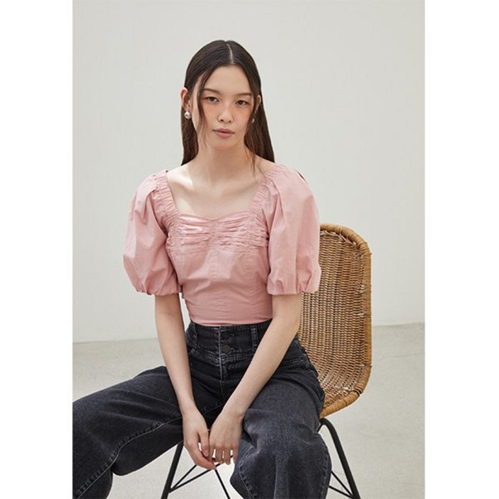 에고이스트 볼륨 소매 스모킹 크롭 블라우스 EQ2WB560 663412