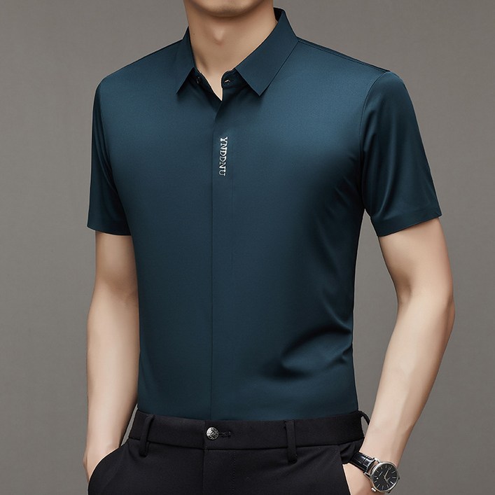고급 아이스 실크 소재로 제작된 남성용 반팔 셔츠 무봉제 디자인 탁월한 신축성 여름철 비즈니스 오피스룩 적합 중년 남성용 쿨 셔츠