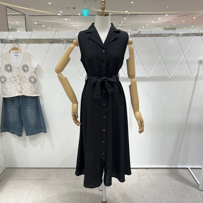 AK플라자 밸리걸 오픈 카라 슬리브리스 원피스 604930