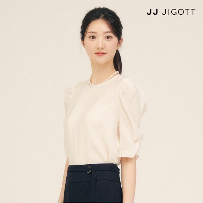 JJ지고트    백 스트랩 볼륨 슬리브 블라우스 GP5M0BL911