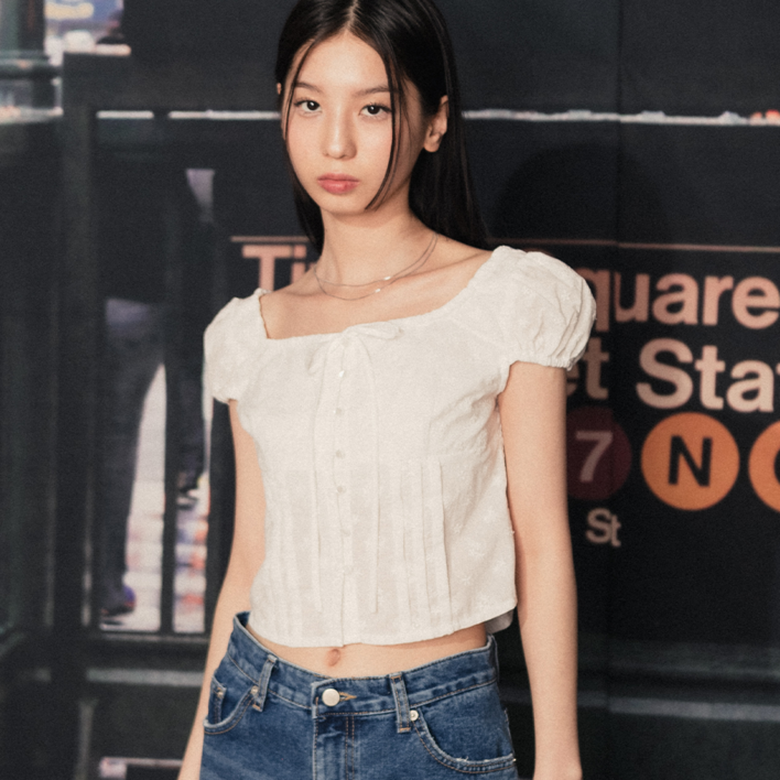 하이스쿨디스코 플라워 자수 크롭 블라우스 하이스쿨디스코 플라워 자수 크롭 블라우스