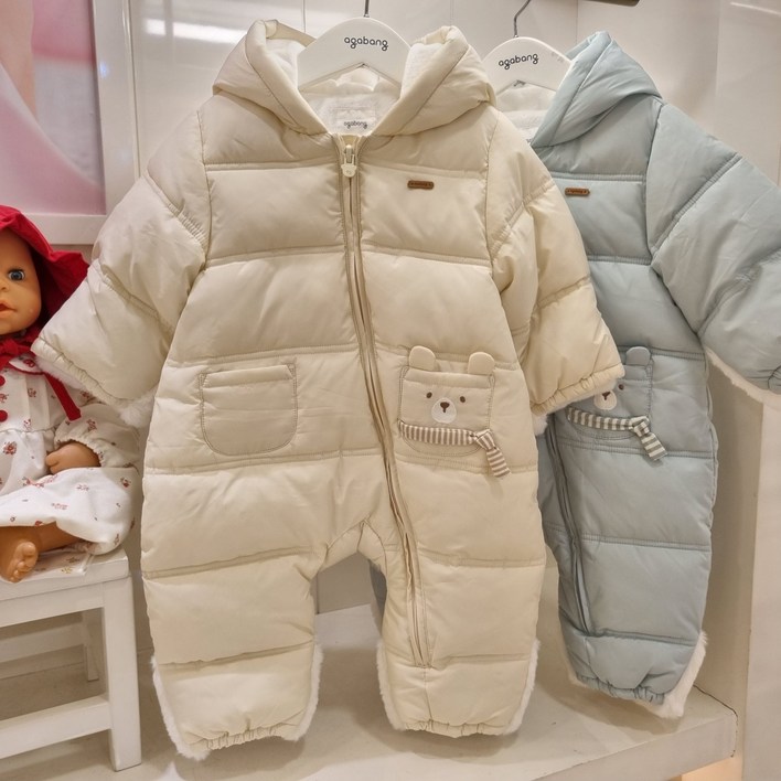 아가방 NC엑스코점 2025신상 부드러운 터치감 따뜻하고 포근한 퍼안감 심플한 디자인 귀여운 주머니가 포인트 가브엠보웰론우주복 유아 패딩우주복 선물용으로도 좋아요