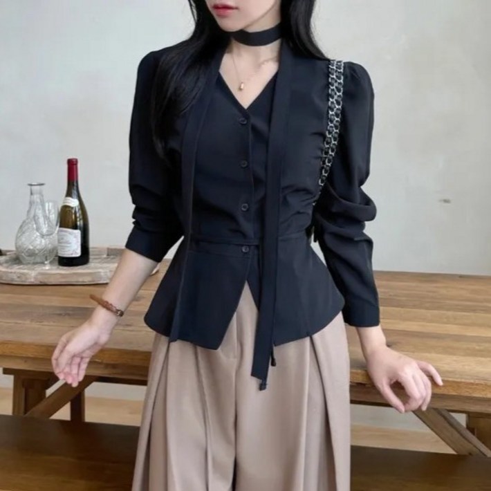 쪼예 브이넥 타이 허리 스트랩 슬릿 긴팔 셔링 블라우스