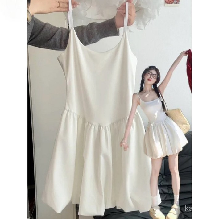 사랑스러운 핏의 화이트 뷔스티에 미니원피스, 여름 데일리룩으로 딱 가디건과 매치해 귀여운 감성 완성YMY