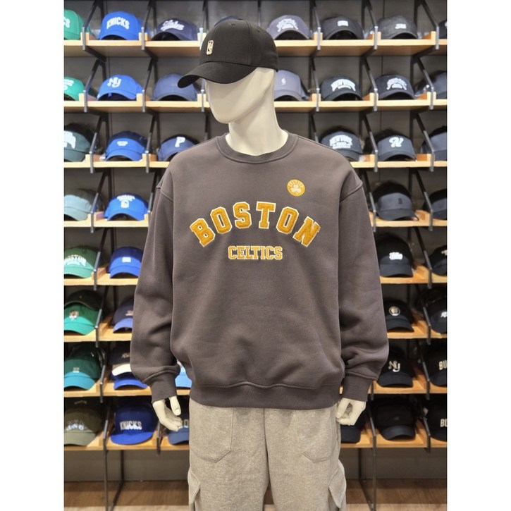 NBA 맨투맨 50할인 남여공용 데일리 코디하기 좋은 다크그레이칼라 BOS 보스턴 팀로고 아치 빅 그래픽 루즈핏 기모 맨투맨 티셔츠