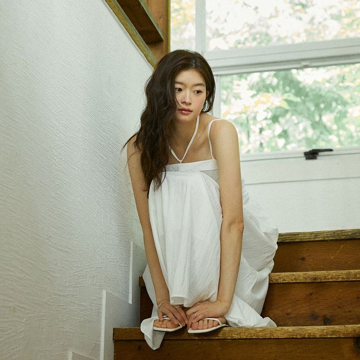 어다울 Jelli shirring choker long dress - white